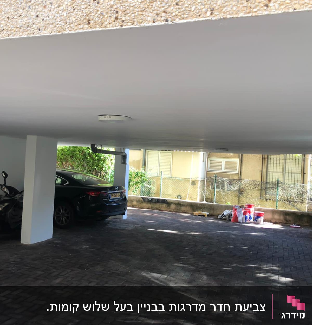 דלי צבעים וכלי עבודה לצביעה בחניה